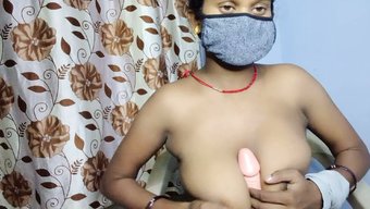 Mastürbasyon Yapan Hintli Kız Kendini Tatmin Etmek Için Dildo Kullanıyor