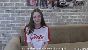 Genç Bir Kız Ilk Kez Am Yalama Ve Boşalma Deneyimi Yaşıyor.