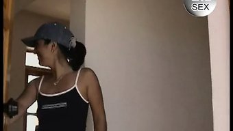 Azgın Genç, Sert Bir Şekilde Becerilmeden Önce Amını Ve Götünü Yalatıyor