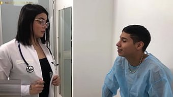 Kıvrımlı Latin Hastası, Iyi Donanımlı Doktorla Seansın Tadını Çıkarıyor