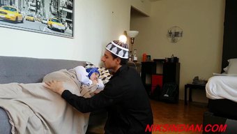 Arap Adam Üvey Kız Kardeşinin Sıkı Göt Deliğini Beceriyor Pov Videosunda