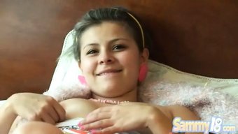 Sammy'Nin Büyük Doğal Göğüsleri Kendini Parmaklarken Yakından Çekiliyor