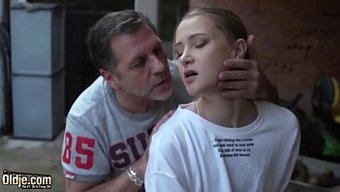 Yaşlı Adam Yurt Odasında Genç Kıza Oral Zevk Veriyor