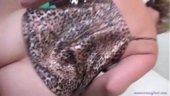 Büyük Göğüslü Milf, Amına Sert Bir Yarrak Istiyor