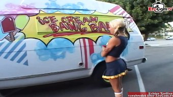 Ince Cheerleader Arabada Yolculuğa Çıkar Ve Yüzüne Boşalır
