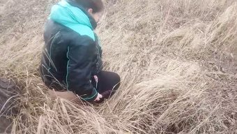 Ukraynalı Genç Kız Halka Açık Alanda Işeyor