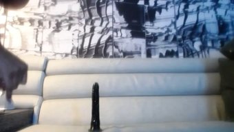Dildo Ile Kıç Yolculuğu Içeren Siyah Bir Derleme