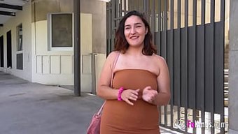 Avrupalı Bebek, Sahte Cowgirl Eylemi Için Para Alıyor