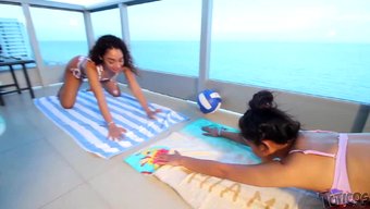 Sarah Lace Ve Violet Rae Ile Siyah Beyaz Bir Videoda Genç Üçlü