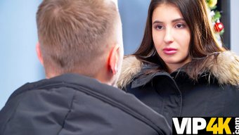 Gizli Bir Borç Tahsildarı Tarafından Sürpriz Bir Ziyaret Alan Azgın Esmer