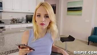 Amatör Genç Kate Bloom Büyük Poposunu Siktiriyor