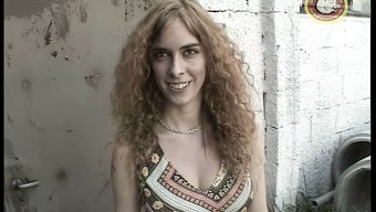 Adriana'Nın Büyük Doğal Göğüsleri Ve Yüzü, Klasik Grup Seksinde 7 Adamla Buluşuyor