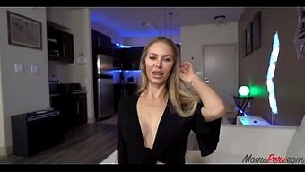 Göğüslü Üvey Anne Nicole Aniston'Un Oral Yetenekleri Sergileniyor