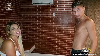 Genç Porno Yıldızı Bucetinha, Büyük Bir Yarrağın Sert Sikişini Alıyor