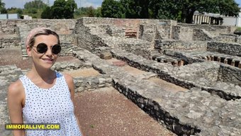 Milf Anne Oğluna Harabeleri Gösteriyor Ve Ona Yeni Şeyler Öğretiyor