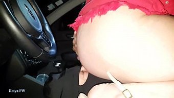 Mistress Katya, Kölesiyle Insan Koltuğu Minderi Olarak Yolculuğun Tadını Çıkarıyor