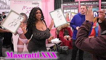 Büyük Göğüsler Ve Büyük Popo, Exxxotica Nj 2017'De Sergileniyor
