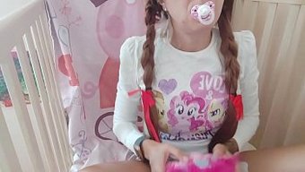 Genç Kızın Bebek Bezi Oyununda Rol Yapma Ve Etkileşimli Deneyimi