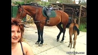 Şişman Milf, Tropikal Cennette Fantezi Dolu Fetişin Tadını Çıkarıyor