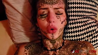 Dövmeli Amber Luke, Hardcore Bir Karşılaşmada Devasa Bir Yarrağı Istekli Bir Şekilde Emiyor Ve Beceriyor