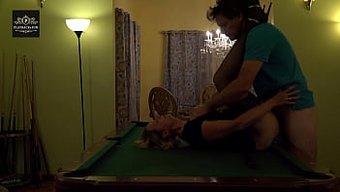 Seksi Orta Yaşlı Bir Eş, Havuz Masasında Sert Muamele Alırken Büyük Göğüsleri Hoplar.
