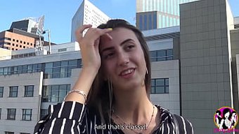 Muhteşem Esmer Lina Luxa, Üç Erkekle Vahşi Bir Üçlüye Giriyor