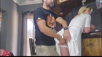 Milf Üvey Kız Kardeş Ev Yapımı Videoda Ayaklarını Ve Amını Zevkle Tatmin Ediyor