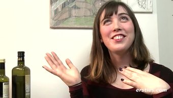 Fiona, Tüysüz Amını Solo Mastürbasyon Videosunda Sergiliyor
