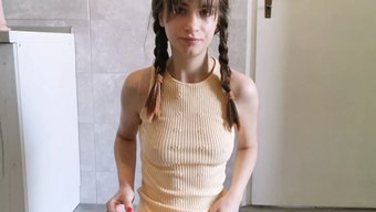 Fitness Genç, Siyah Penis Şeklindeki Oyuncakla Solo Zevk Alıyor.