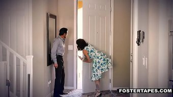 Minyon Genç Aria Lee, Sapık Üvey Babası Ve Milf Annesi Tarafından Fena Halde Beceriliyor.