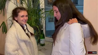 Iki Çapkın Herif Yanlışlıkla Iki Tatlı Kızı Tavladı Ve Harika Bir Seks Yaşadılar.