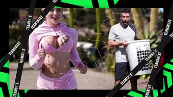 Büyük Göğüslü Genç Kız Yağlanır Ve Pantolon Çorabında Sert Bir Şekilde Becerilir