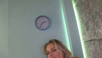 Muhteşem Sarışın Lily Rose, Baştan Çıkarıcı Bir Şekilde Tahrik Ediyor