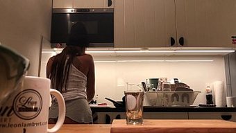 Ev Yapımı Bir Videodaki Genç Kız, Mutfakta Göğüslerini Ve Poposunu Gösteriyor