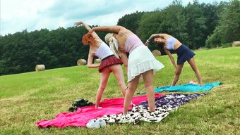 Fitness Kızları Açık Hava Yoga Seansında Vücutlarını Ve Çıplak Popolarını Sergiliyorlar