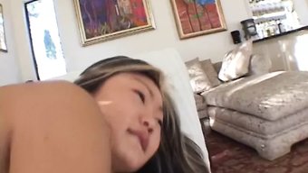 Amerikan Porno Yıldızı, Hd Videoda Beyaz Bir Adama Sakso Çekiyor