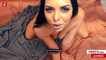 Büyük Göğüslü Esmer Bebek, Hotwife Videosunda Kamerada Pislik Yapıyor