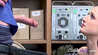Kenzi Ryans'In Küçük Göğüsleri Ofiste Sikişirken Hopluyor