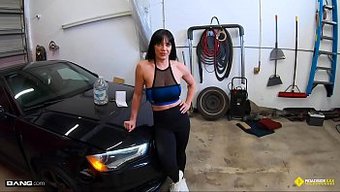 Fitness Bebek, Pov Bir Videoda Araba Tamircisi Tarafından Amını Siktiriyor