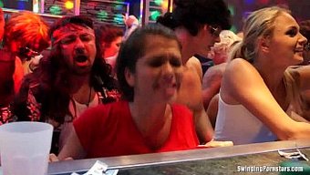 Chessie Kay Ve Arkadaşları Grup Seks Ve Oral Seksle Eğleniyorlar