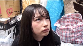 Küçük Göğüslü Güzel Japon Genç, 18 Sıkı Amcığını Yalatıp Siktiriyor