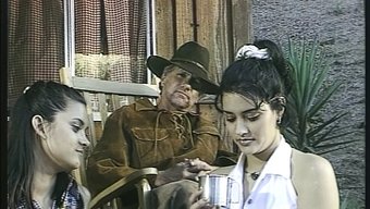 Iki Kovboy, Bu Vintage Videoda Güzel Bir Esmeri Sırayla Sikiyor