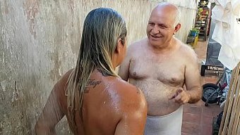 Yaşlı Dede Ve Genç Kız Bu Ateşli Videoda Plaj Buluşmasının Tadını Çıkarıyorlar