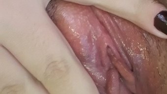 Genç Bir Genç Kızın Anal Zevki Için Bir Seks Oyuncağı Kullanır.