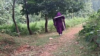 Hintli Köyden Ateşli Bir Kız, Sevgilisiyle Dışarıda Sikişiyor.