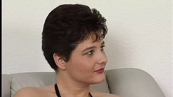 Şişman Tombul Bir Videoda Vintage Iç Çamaşırı Ve Retro Yalama