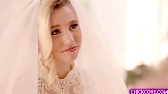 Tatlı Genç Carolina Sweets Ve Büyükannesi Julia Ann, Sıcak Bir Videoda Lezbiyen Seks Yapıyorlar!