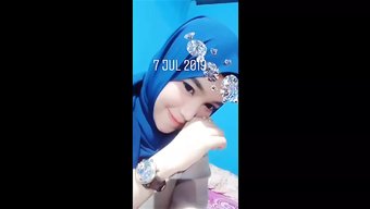 Endonezyalı Seksi Kız Bigo Live'Da Yeteneklerini Sergiliyor