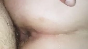 Büyük Kalçalı Milf'Ler Çıplak Anal Seks Yapıyorlar