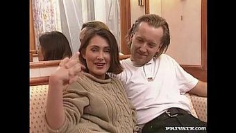 Gina'Nın Dolgun Göğüslü Vücudu Retro Hardcore Bir Videoda Sikişiyor